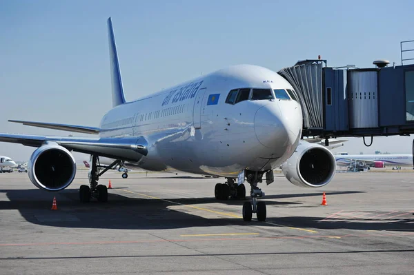 Almaty Kazajstán 2015 Avión Aerolínea Air Astana Prepara Para Aterrizar — Foto de Stock