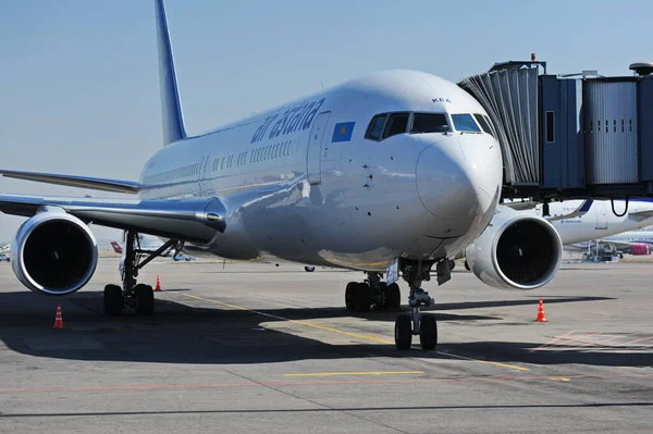 Almaty Kazachstán 2015 Letadlo Letecké Společnosti Air Astana Připravuje Přistání — Stock fotografie