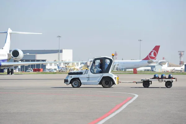 Almaty Kazakhstan 2015 Une Voiture Service Passe Par Aéroport — Photo