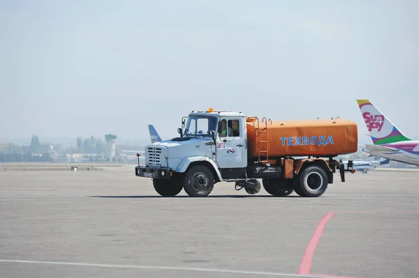 Almaty Kazajstán 2015 Coche Servicio Pasa Por Aeropuerto — Foto de Stock