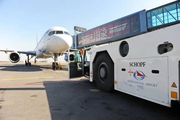 Almaty Kazakhstan 2015 Service Après Vente Étend Une Manche Avion — Photo