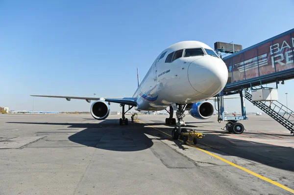 Almaty Kazachstán 2015 Letadlo Letecké Společnosti Sunday Území Letiště Připravuje — Stock fotografie