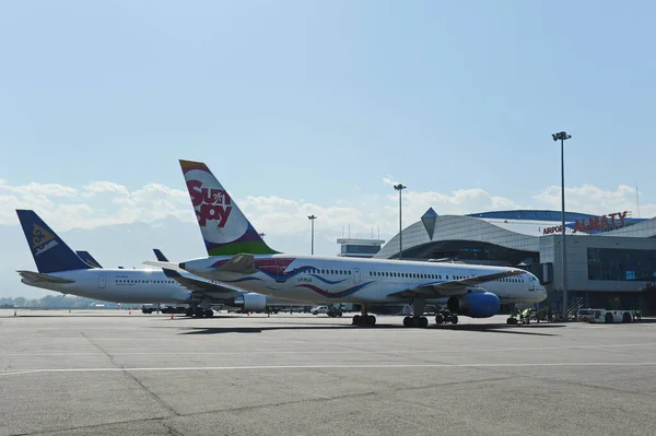 Almaty Kazajstán 2015 Avión Aerolínea Domingo Territorio Del Aeropuerto Está — Foto de Stock