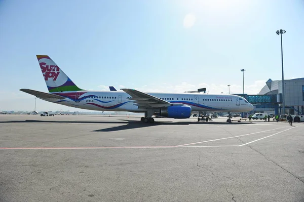 Almaty Kazajstán 2015 Avión Aerolínea Domingo Territorio Del Aeropuerto Está — Foto de Stock