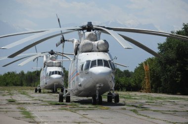 Almaty, Kazakistan - 07.04.2015: Havaalanı bölgesinde kısa seferler için özel helikopter.