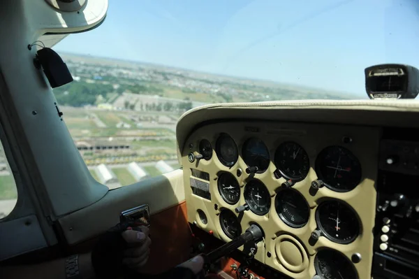 Almaty Καζακστάν 2015 Πίνακας Ελέγχου Και Τιμόνι Ιδιωτικό Μίνι Αεροπλάνο — Φωτογραφία Αρχείου
