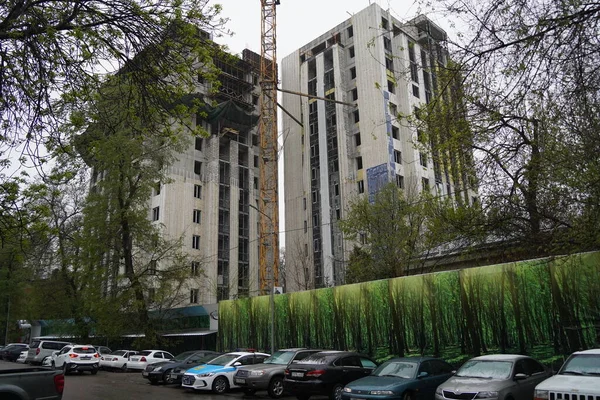 Almaty Kazakistan 2021 Costruzione Edificio Più Piani Caso Pioggia — Foto Stock