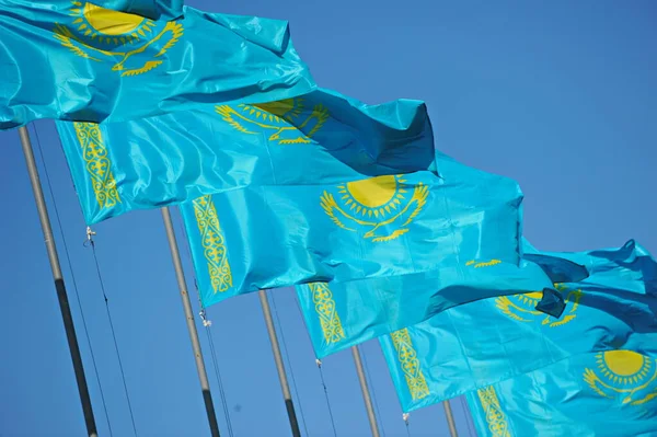 Алматы Казахстан 2016 Ряд Металлических Штыков Развевающимися Ветру Государственными Флагами — стоковое фото