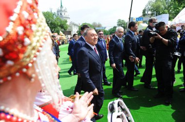 Almaty, Kazakistan - 05.01.2016: Eski Kazakistan Cumhurbaşkanı Nursultan Nazarbayev 1 Mayıs 'taki Birleşme Günü kutlamaları sırasında halkla yaptığı toplantıda.