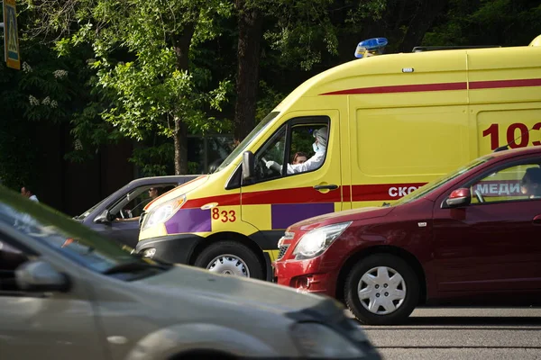 Almaty Kazachstan 2021 Een Ambulance Het Verkeer Een Van Straten — Stockfoto