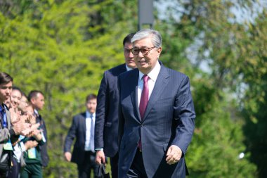 Almaty, Kazakistan - 05.01.2019: Kazakistan Cumhuriyeti Başkanı Kassizhomart Tokayev 1 Mayıs kutlamaları sırasında nüfusla bir toplantıda.