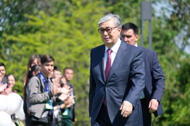 Almaty, Kazakistan - 05.01.2019: Kazakistan Cumhuriyeti Başkanı Kassizhomart Tokayev 1 Mayıs kutlamaları sırasında nüfusla bir toplantıda.