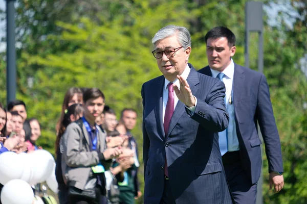 Almaty, Kazakistan - 05.01.2019: Kazakistan Cumhuriyeti Başkanı Kassizhomart Tokayev 1 Mayıs kutlamaları sırasında nüfusla bir toplantıda.