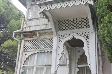Yalta, Kırım - 10.14.2015: Kentin bölgelerinden birinde eski ahşap oymalı bir ev