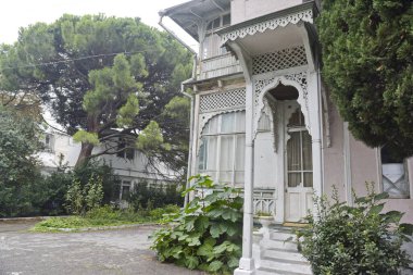 Yalta, Kırım - 10.14.2015: Kentin bölgelerinden birinde eski ahşap oymalı bir ev