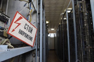 Almaty, Kazakistan - 10.23.2015: Uyarı mesajı içeren bir tabela: Yüksek voltajı durdurun.