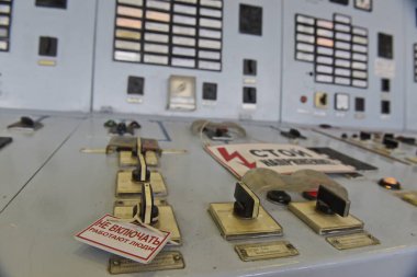 Almaty, Kazakistan - 10.23.2015: Isıtma santralindeki kontrol panelinde ölçer, anahtarlar ve basınç sensörleri