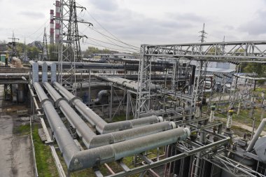 Almaty, Kazakistan - 10.23.2015: Boruları ve çeşitli sanayi kompartımanları olan termik santralin bölgesi