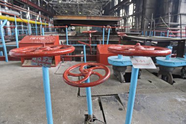 Almaty, Kazakistan - 10.23.2015: Isıtma tesislerindeki su basıncını izlemek için vanalar