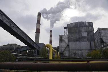 Almaty, Kazakistan - 10.23.2015: Boruları ve çeşitli sanayi kompartımanları olan termik santralin bölgesi