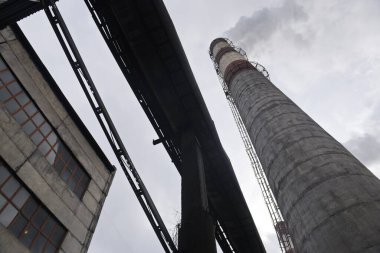 Almaty, Kazakistan - 10.23.2015: Boruları ve çeşitli sanayi kompartımanları olan termik santralin bölgesi