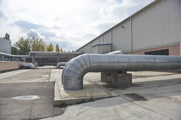 Almaty Cazaquistão 2015 Tubos Metal Correndo Longo Edifício Território Usina — Fotografia de Stock