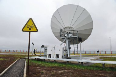 Almaty, Kazakistan - 11.20.2015: KAZSAT uydusundan veri almak için güçlü bir elektromanyetik alan ve antenler uyarısı
