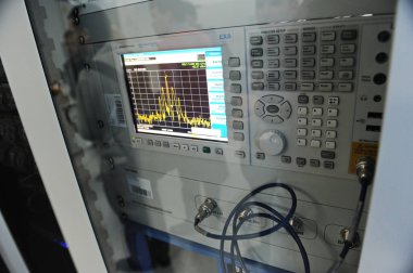 Almaty, Kazakistan - 11.20.2015: KAZSAT uzay uydusundan dijital veri almak için aygıt