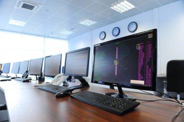 Almaty, Kazakistan - 11.20.2015: KAZSAT uzay uydusu ve kontrol merkezindeki monitördeki teknik veriler.