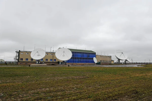 アルマトイ カザフスタン 2015 パラボラ産業用アンテナとKazsat衛星制御センターの領土 — ストック写真