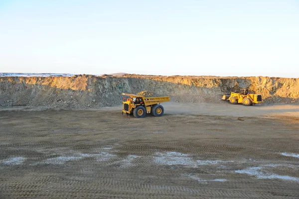 東カザフスタン地域 カザフスタン 2015 特殊機器は 陰極銅の抽出のための産業企業の採石場の周りを駆動します — ストック写真