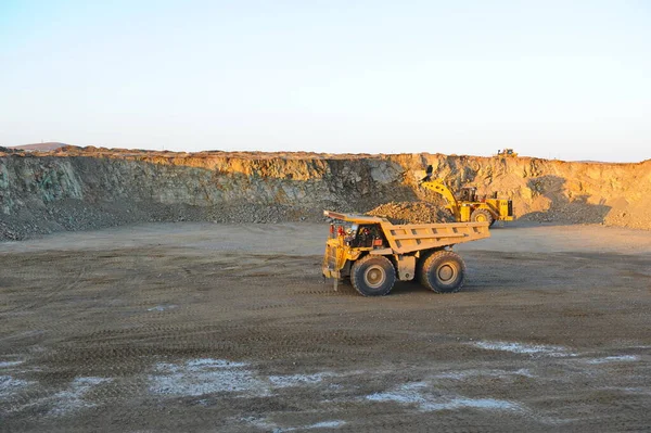 東カザフスタン地域 カザフスタン 2015 特殊機器は 陰極銅の抽出のための産業企業の採石場の周りを駆動します — ストック写真