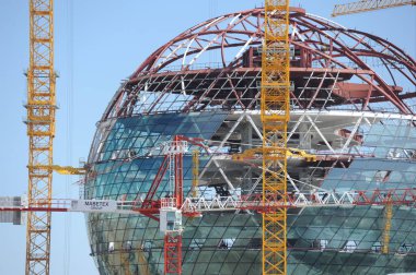 Nur-Sultan, Kazakistan - 05.17. 2016: Uluslararası ExPO sergisi için küresel bir binanın yapım süreci