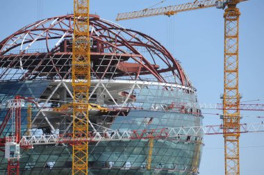 Nur-Sultan, Kazakistan - 05.17. 2016: Uluslararası ExPO sergisi için küresel bir binanın yapım süreci