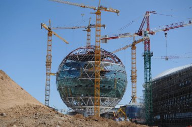 Nur-Sultan, Kazakistan - 05.17. 2016: Uluslararası ExPO sergisi için küresel bir binanın yapım süreci