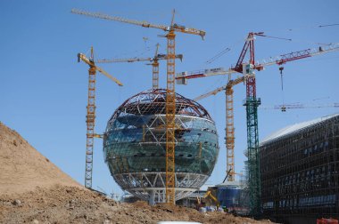 Nur-Sultan, Kazakistan - 05.17. 2016: Uluslararası ExPO sergisi için küresel bir binanın yapım süreci