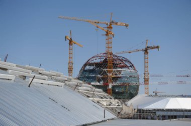 Nur-Sultan, Kazakistan - 05.17. 2016: Uluslararası ExPO sergisi için küresel bir binanın yapım süreci