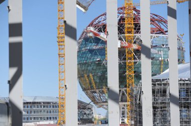 Nur-Sultan, Kazakistan - 05.17. 2016: Uluslararası ExPO sergisi için küresel bir binanın yapım süreci