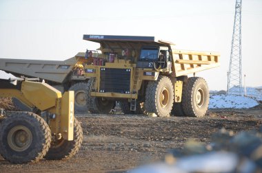 Doğu Kazakistan bölgesi, Kazakistan - 12.02.2015: Özel ekipmanların yardımıyla taş ocağında bakır cevheri çıkarmak ve boşaltmak.