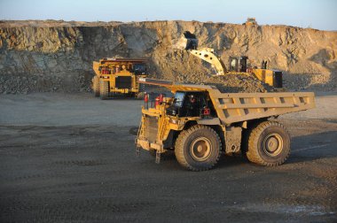 Doğu Kazakistan bölgesi, Kazakistan - 12.02.2015: Özel ekipmanların yardımıyla taş ocağında bakır cevheri çıkarmak ve boşaltmak.