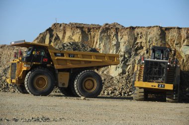 Doğu Kazakistan bölgesi, Kazakistan - 12.02.2015: Özel ekipmanların yardımıyla taş ocağında bakır cevheri çıkarmak ve boşaltmak.