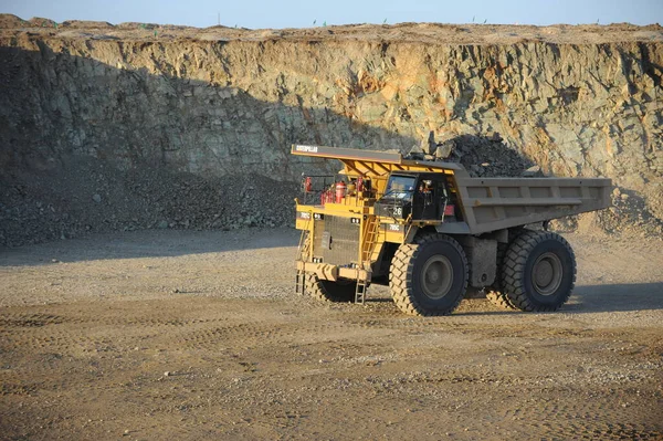 East Kazakhstan Region Kazakhstan 2015 Mining Unloading Copper Ore Quarry — Stock Photo, Image