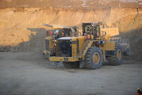 東カザフスタン地域 カザフスタン 2015 特殊機器の助けを借りて採石場での銅鉱石の採掘と積み降ろし — ストック写真