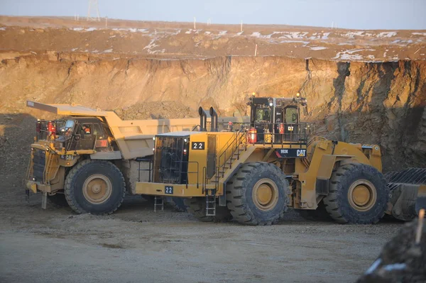 東カザフスタン地域 カザフスタン 2015 特殊機器の助けを借りて採石場での銅鉱石の採掘と積み降ろし — ストック写真