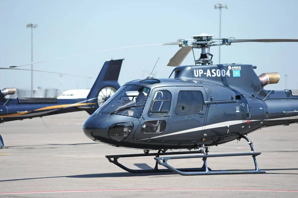 Almaty Kazachstan 2016 Helikopter Zaparkowany Lotnisku Czeka Lot — Zdjęcie stockowe