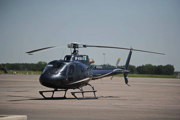 Almaty Cazaquistão 2016 Helicóptero Está Estacionado Aeroporto Espera Voo — Fotografia de Stock