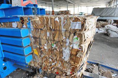 Almaty, Kazakistan - 06.17. 2016: Santraldeki çeşitli çöp yığınlarını özel ekipmanlar sıkıştırıyor ve geri dönüştürüyor.