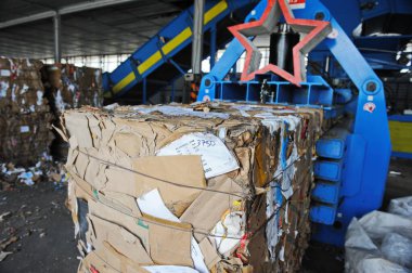 Almaty, Kazakistan - 06.17. 2016: Santraldeki çeşitli çöp yığınlarını özel ekipmanlar sıkıştırıyor ve geri dönüştürüyor.