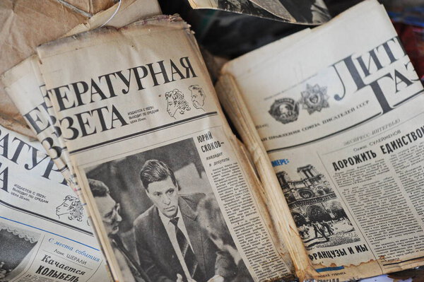 Алматы, Казахстан - 06.17.2016: Куча бумажного мусора и газеты на заводе по переработке отходов.