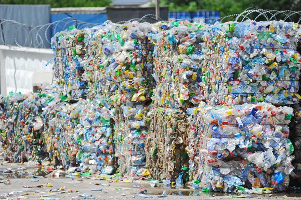 カザフスタンのアルマトイ 2016 工場でのリサイクルのために収集された大量のゴミ — ストック写真